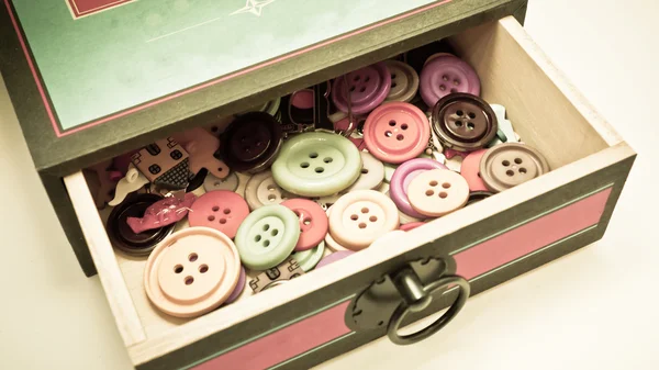 Caixa vintage de botões — Fotografia de Stock