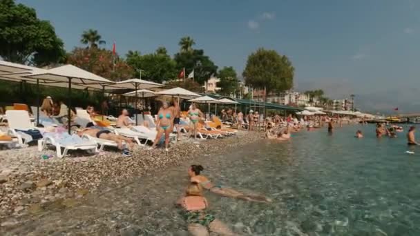 Kemer Turkey Oct 2021 Imagini Oameni Care Relaxează Plaja Mării — Videoclip de stoc