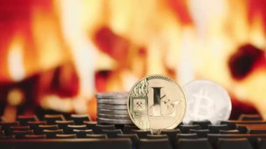 Yanan ateşin bulanık arka planında kripto litekoin ve bitcoin. Sanal para