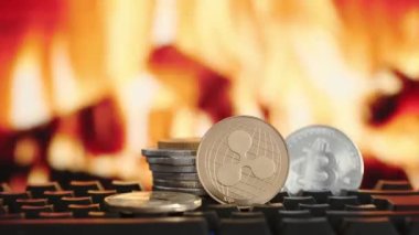 Ateşin bulanık arka planında şifreli para dalgalanması ve Bitcoin. Sanal para.