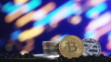 Uçan neon renkli çizgilerin arka planında kripto para birimi Bitcoin ve Litecoin. Sanal para