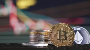 Bitcoin ve ethereum arka plan bulanık büyüme grafiği ve kripto para biriminde azalma. Sanal para