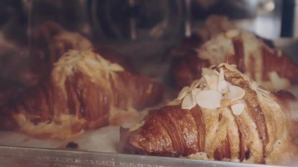 Gouden croissant met amandelvlokken wordt gebakken in combi-oven. Schuif — Stockvideo