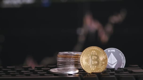 Bitcoin und Ethereum auf dem Hintergrund verschwimmen im Diagramm von Wachstum und Niedergang der Kryptowährung. Virtuelles Geld — Stockvideo