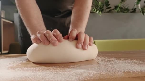 Az ember pék gyúrja a tésztát a sütéshez és a kenyeret a fa asztalon. Lassú mozgás. Házi készítésű sütési folyamat — Stock videók