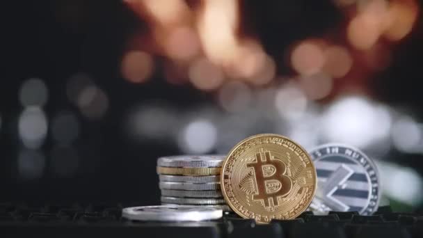 Bitcoin criptomoeda e litecoin em fundo brilhante abstrato dinâmico borrado. Dinheiro virtual — Vídeo de Stock