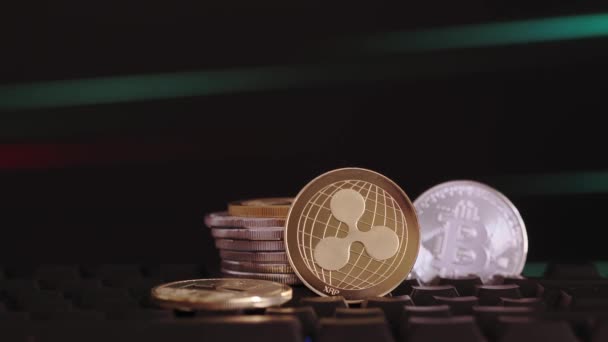 Kryptowährung Ripple und Bitcoin auf schwarzem Hintergrund mit dynamischen roten und grünen Linien Virtuelles Geld — Stockvideo