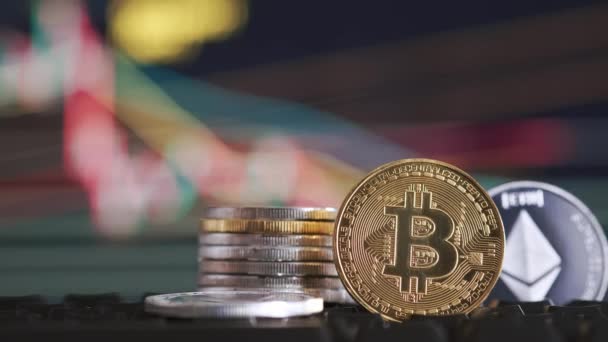 Bitcoin und Ethereum auf dem Hintergrund verschwimmen im Diagramm von Wachstum und Niedergang der Kryptowährung. Virtuelles Geld — Stockvideo