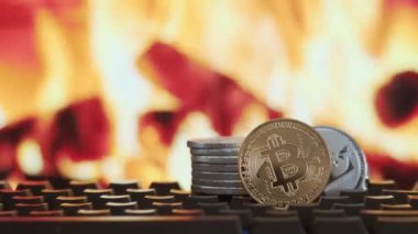Şifreli para bitcoin ve yanan ateşin bulanık arka planında litekoin. Sanal para