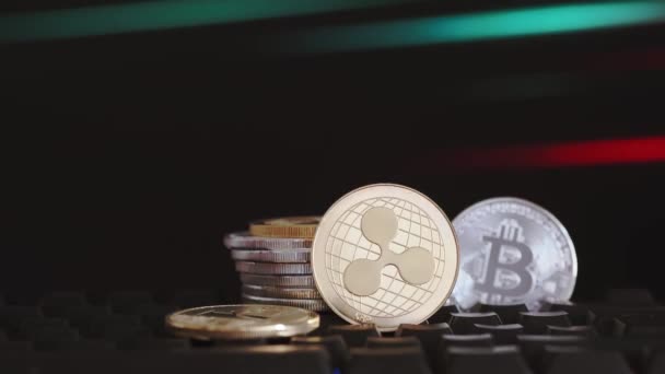 Cryptogeld Ripple en Bitcoin op zwarte achtergrond met dynamische rode en groene lijnen Virtueel geld — Stockvideo