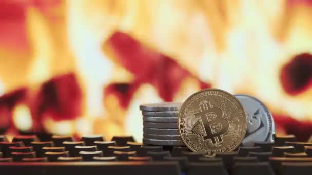 Bitcoin criptovaluta e litecoin su sfondo sfocato di fuoco ardente. Denaro virtuale — Video Stock