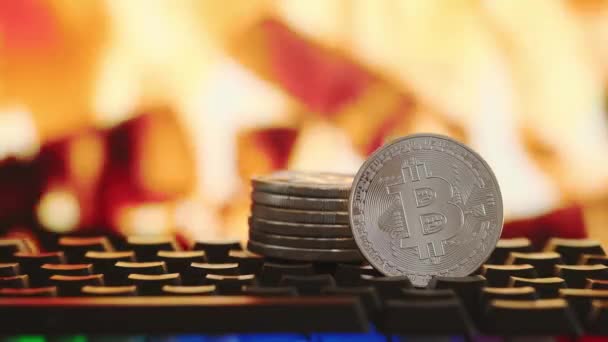Criptomoeda bitcoin e litecoin no fundo borrado de fogo ardente. Dinheiro virtual — Vídeo de Stock
