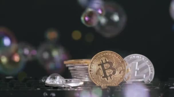 Cryptocurrency Bitcoin dan Litecoin pada latar belakang hitam dengan gelembung sabun terbang. Uang virtual — Stok Video