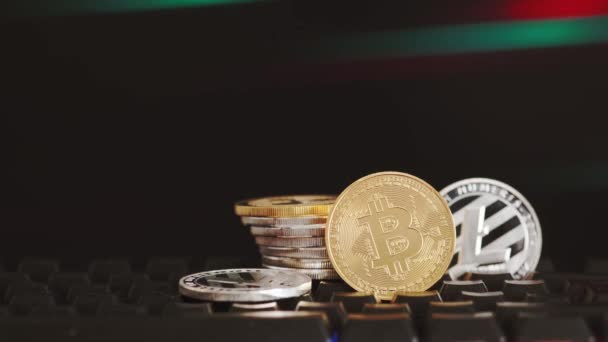 Criptomoeda Bitcoin e Litecoin em fundo preto com linhas vermelhas e verdes. Dinheiro virtual — Vídeo de Stock