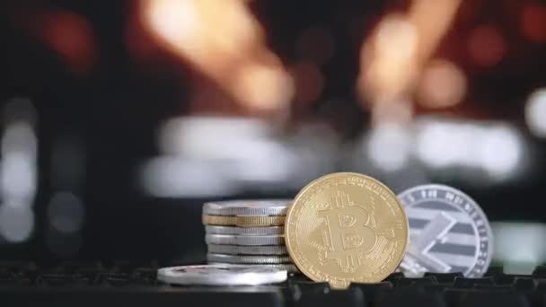 Bitcoin criptomoeda e litecoin em fundo brilhante abstrato dinâmico borrado. Dinheiro virtual — Vídeo de Stock