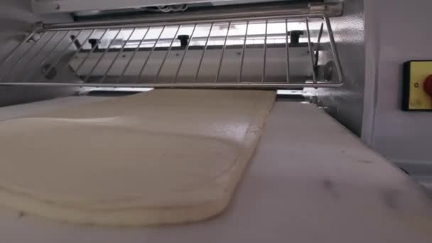 Macchina automatica rotolamento pasta per la cottura. Produzione di cottura. — Video Stock