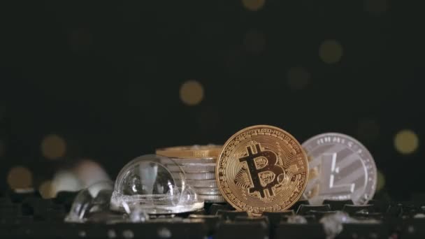 Criptomoeda Bitcoin e Litecoin em um fundo preto com bolhas de sabão voador. Moeda virtual — Vídeo de Stock