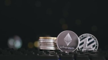 Kripto para birimi Ethereum ve Litecoin uçan sabun köpükleriyle siyah bir zemin üzerinde. Sanal para