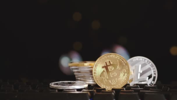 Cryptocurrency Bitcoin och Litecoin på en svart bakgrund med flygande såpbubblor. Viruella pengar — Stockvideo