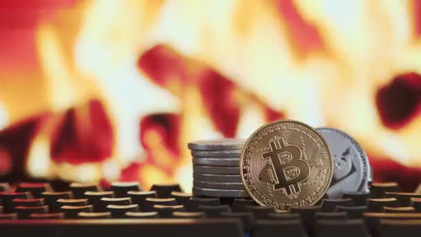 Kryptowährung Bitcoin und Litecoin auf verschwommenem Hintergrund brennenden Feuers. Virtuelles Geld — Stockvideo