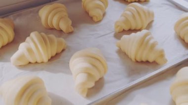 Pişirmeden önce güzel, çiğ kruvasanlar. Fırın. Şekerleme dükkanı.
