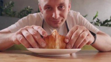 Klasik çikolatalı kruvasan. Baker kameraya hileli bir bakış attı ve böğürtlenli kruvasanı gösterdi