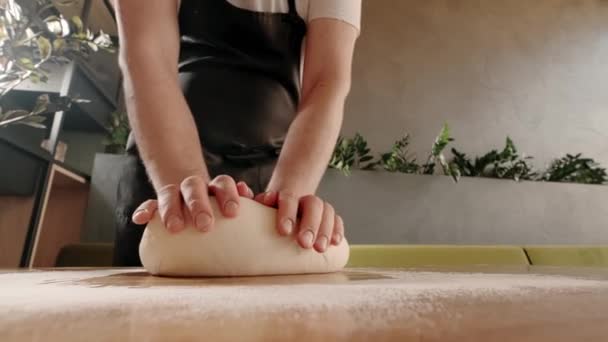 Man bagare knådar deg för bakning och bröd på träbord. Sakta i backarna. Hembakat bakverk — Stockvideo