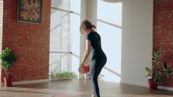 롤러코스터는 뒷 쪽에서 일하지. 운동 후에 거품 롤러로 스트레칭을 하고 근육 마사지를 하는 여성 — 비디오
