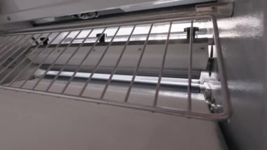 Otomatik makine hamuru pişirmek için yuvarlıyor. Pişirme.