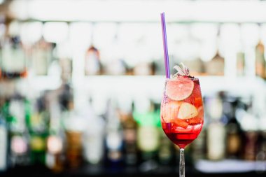 Meyve kokteylini barın arka planında güzel bir bardakla tazeliyorum. Metin için boşluk