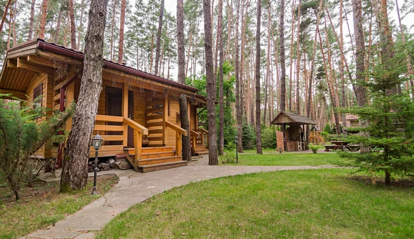 Maison Bois Avec Gazebo Pelouse Passerelle Béton Dans Forêt Maison — Photo