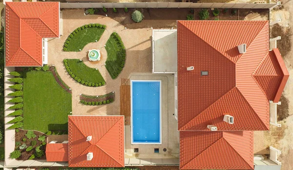 Vue Dessus Maison Banlieue Avec Piscine Jardin Verdoyant Terrasse Grande Images De Stock Libres De Droits