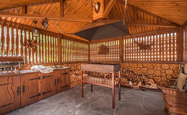鉄バーベキューや薪と木製のガゼボ 近代的な木造カントリーハウス レジャー 高品質の写真 ロイヤリティフリーのストック写真