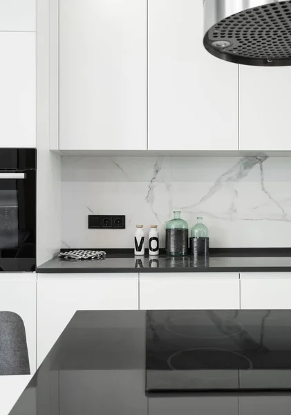 漂亮的白色厨房在新的豪华住宅 近视台面与感应吸盘 高质量的照片 图库图片