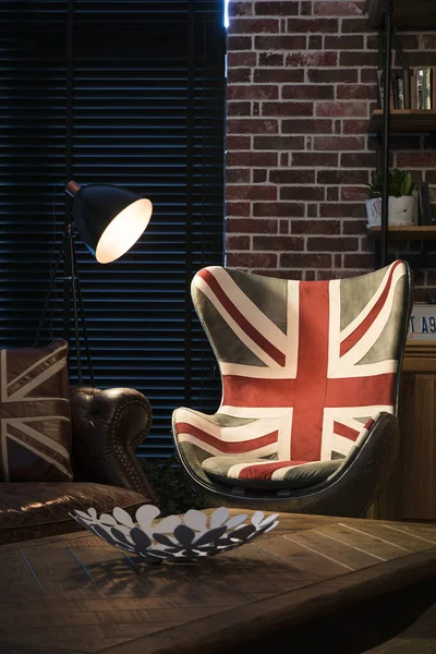 Loft Dark Living Room Wooden Table Leather Chair British Flag 免版税图库图片