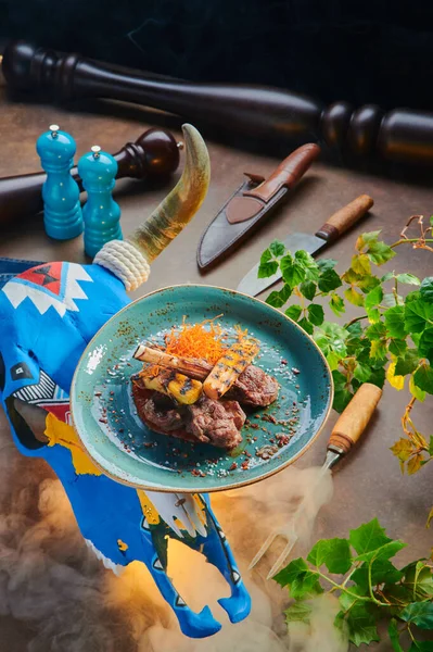 Fried Juicy Steak Lamb Rack Blue Plate Beautiful Rusty Background ロイヤリティフリーのストック写真