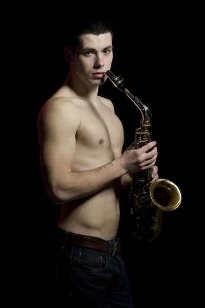 Mladí muži s saxofon — Stock fotografie