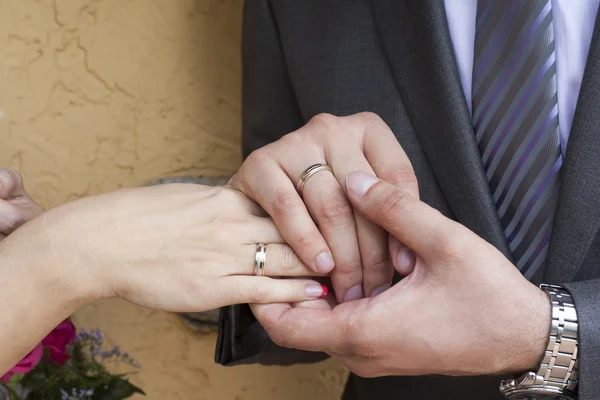 Cuplu ținându-se de mână — Fotografie, imagine de stoc