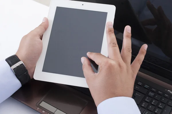 Empresário segurando um tablet — Fotografia de Stock