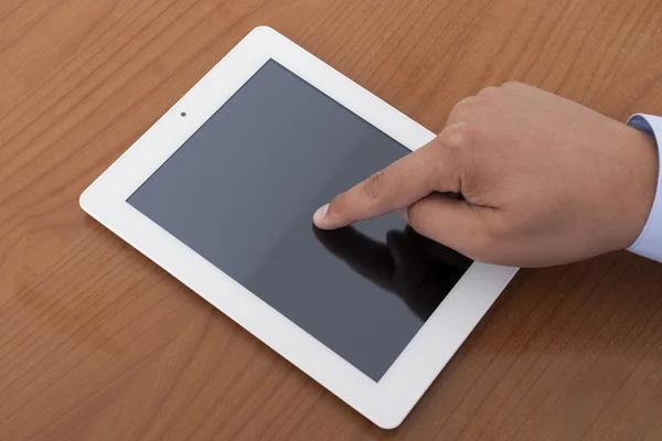 Ukazování prstem na digitální tablet — Stock fotografie