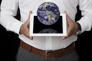 Elinde tablet olan bir iş adamı.