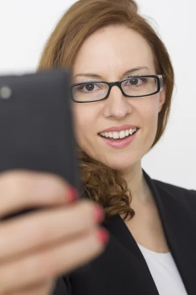 Mulher jovem com telefone celular andando — Fotografia de Stock