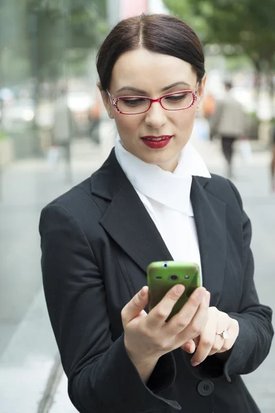 Mujer de negocios con teléfono móvil —  Fotos de Stock