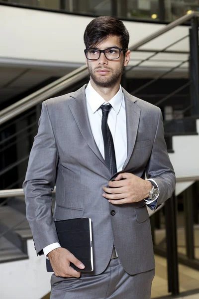 Portrait d'homme d'affaires dans un environnement de bureau — Photo