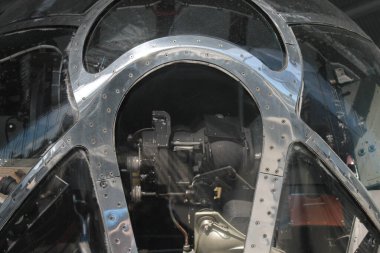 Geçen yüzyılın askeri bombardıman uçağının ön camları.