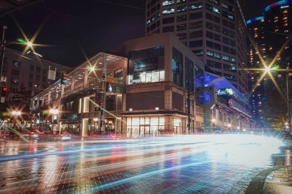 Gece şehir yağmurda