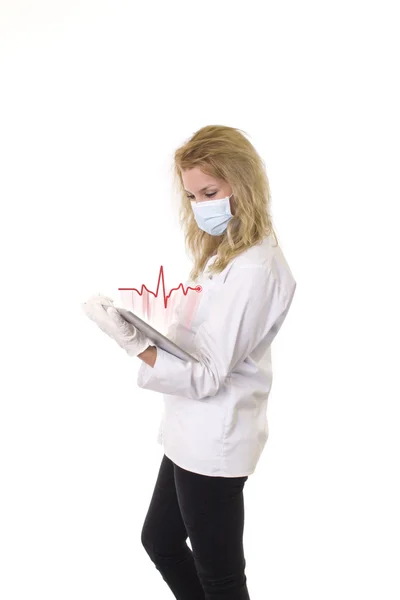 Verpleegkundige bedrijf tablet met puls aan leeg wit scherm — Stockfoto