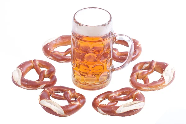 Pretzels bávaros con cerveza — Foto de Stock