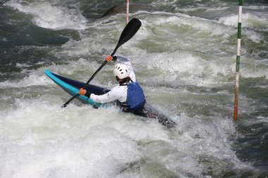 bir kayık içinde kadın