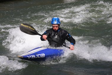 adam bir kayık içinde